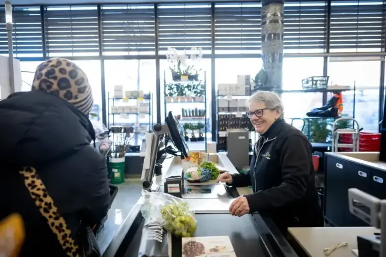 Travailler à la caisse assis ou debout, un sujet tabou