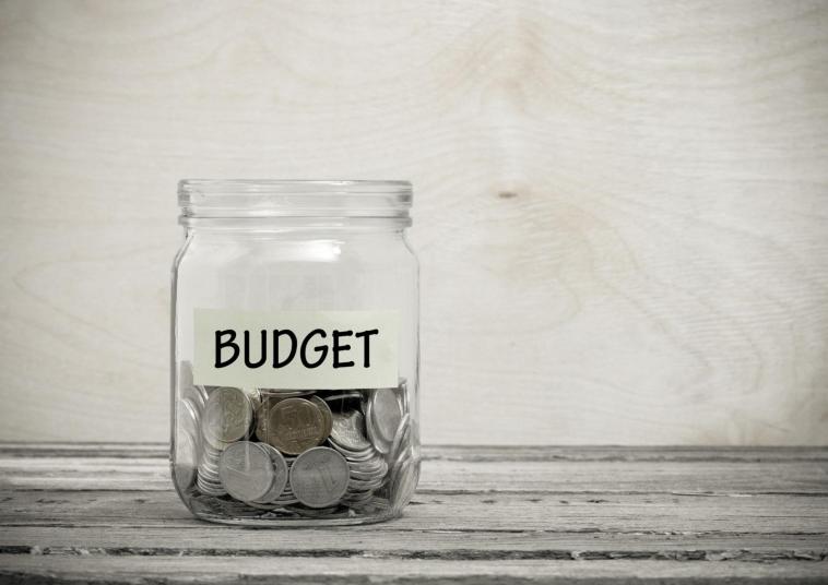Budget : le gouvernement diminue le soutien à l’autonomie économique des femmes